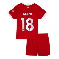 Maglie da calcio Liverpool Cody Gakpo #18 Prima Maglia Bambino 2023-24 Manica Corta (+ Pantaloni corti)